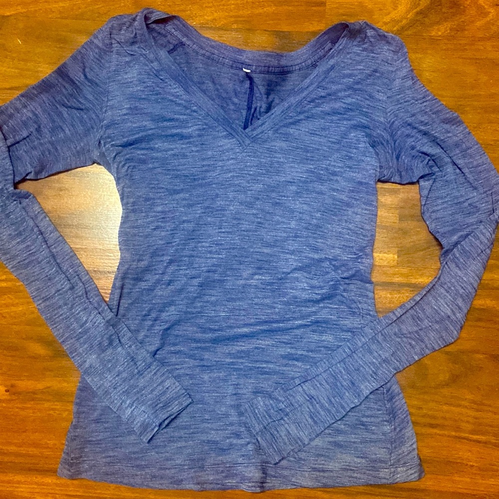 Lululemon long sleeve lightweight tee.